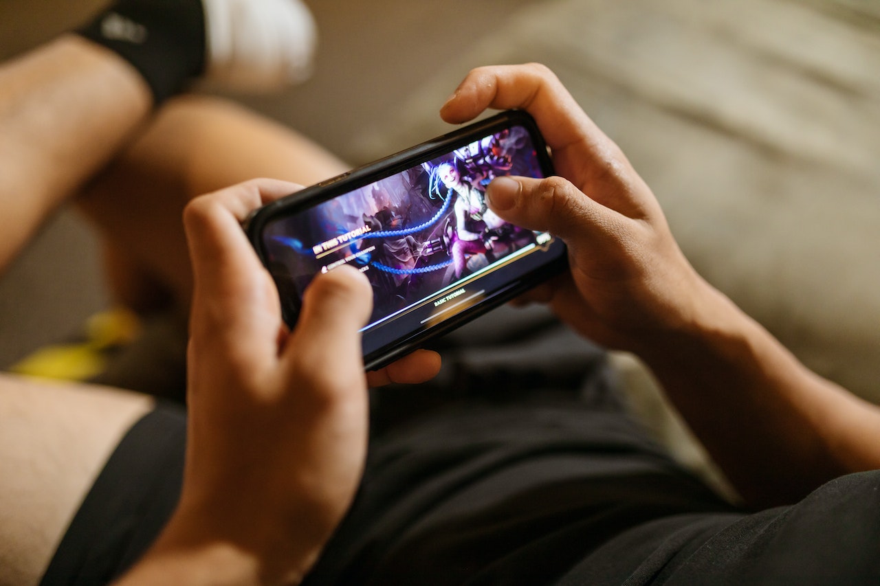Bigger vapour chamber - The Samsung Galaxy S24 Ultra could be a phone for gamers courtesy of one big feature - a larger vapour chamber. Leaks say it might get a vapour chamber 1.9 times bigger than the Samsung Galaxy S23 Ultra. This feature might particularly appeal to gamers as smartphones tend to get heated up after long and intense gaming sessions. Gaming