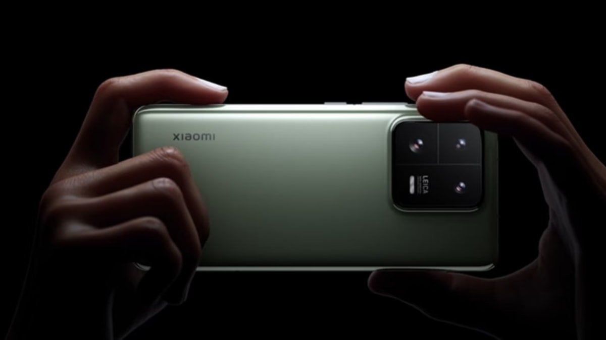 Xiaomi 13 Pro: This smartphone comes with a Leica-co-developed triple-camera layout with a 50 MP primary camera, including a 1-inch Sony IMX989 sensor for the primary camera. Additionally, it has a 50MP telephoto-macro and 50MP Ultra-wide lens. It has a front camera of 32 MP with smart FoV switching. Xiaomi 13 Pro: This smartphone comes with a Leica-co-developed triple-camera layout with a 50 MP primary camera, including a 1-inch Sony IMX989 sensor for the primary camera. Additionally, it has a 50MP telephoto-macro and 50MP Ultra-wide lens. It has a front camera of 32 MP with smart FoV switching.