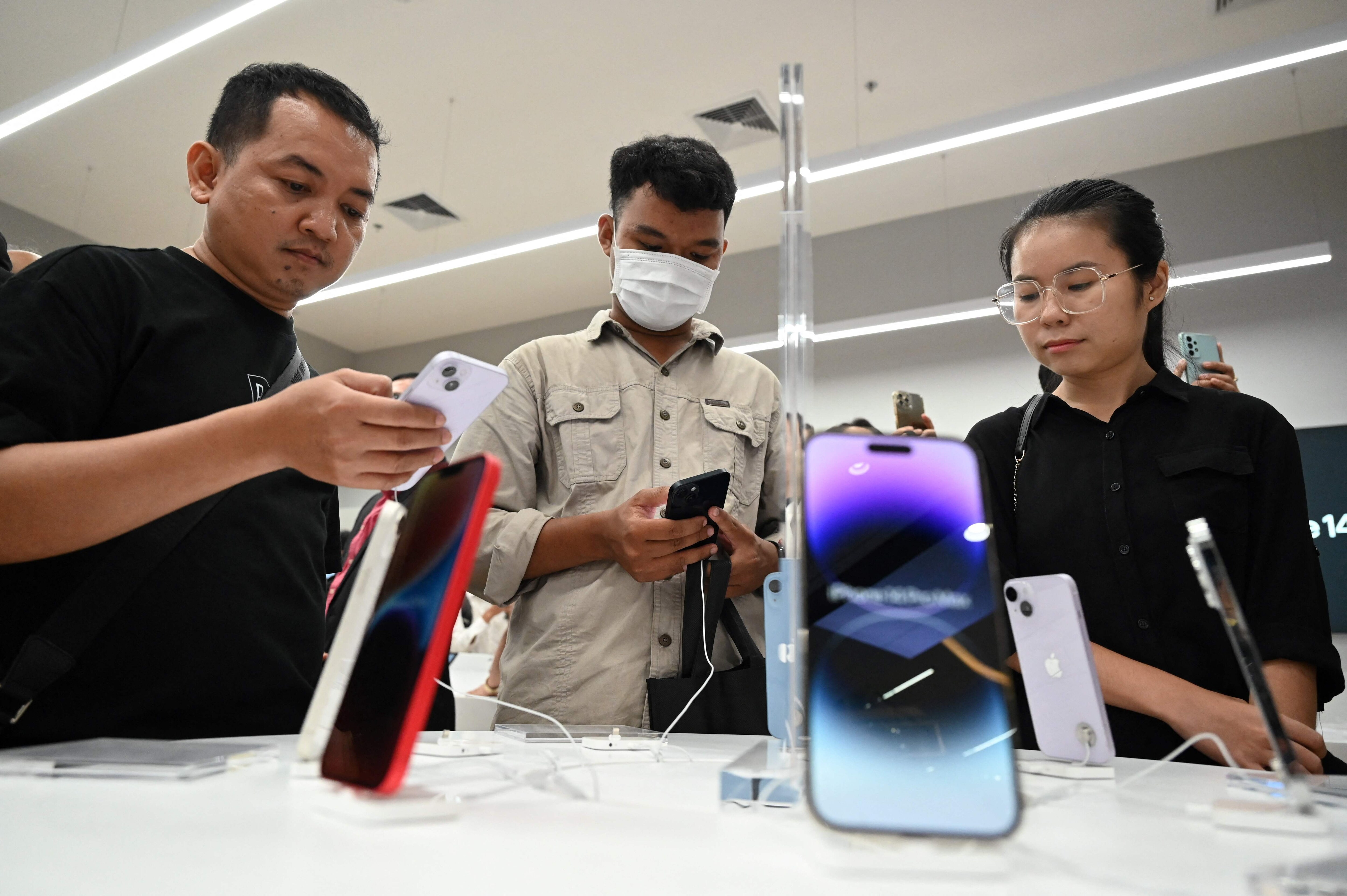 Apple iPhone 15 and iPhone 15 Plus: Apple new launch 2023 event is expected to be spectacular. The new generation of iPhone is expected to have four new models including iPhone 15, iPhone 15 Plus. The iPhone 15 and iPhone 15 Plus smartphones are rumoured to feature Dynamic Island, which is on the iPhone 14 Pro Max. They may come with a 48 MP main camera and there might be some improvements in the sensors. All iPhone 15 models are rumoured to have USB-C type charging. These models will be powered by A16 Bionic Chipset. The prices are expected to be $799 and $899. iPhone 15 Pro
