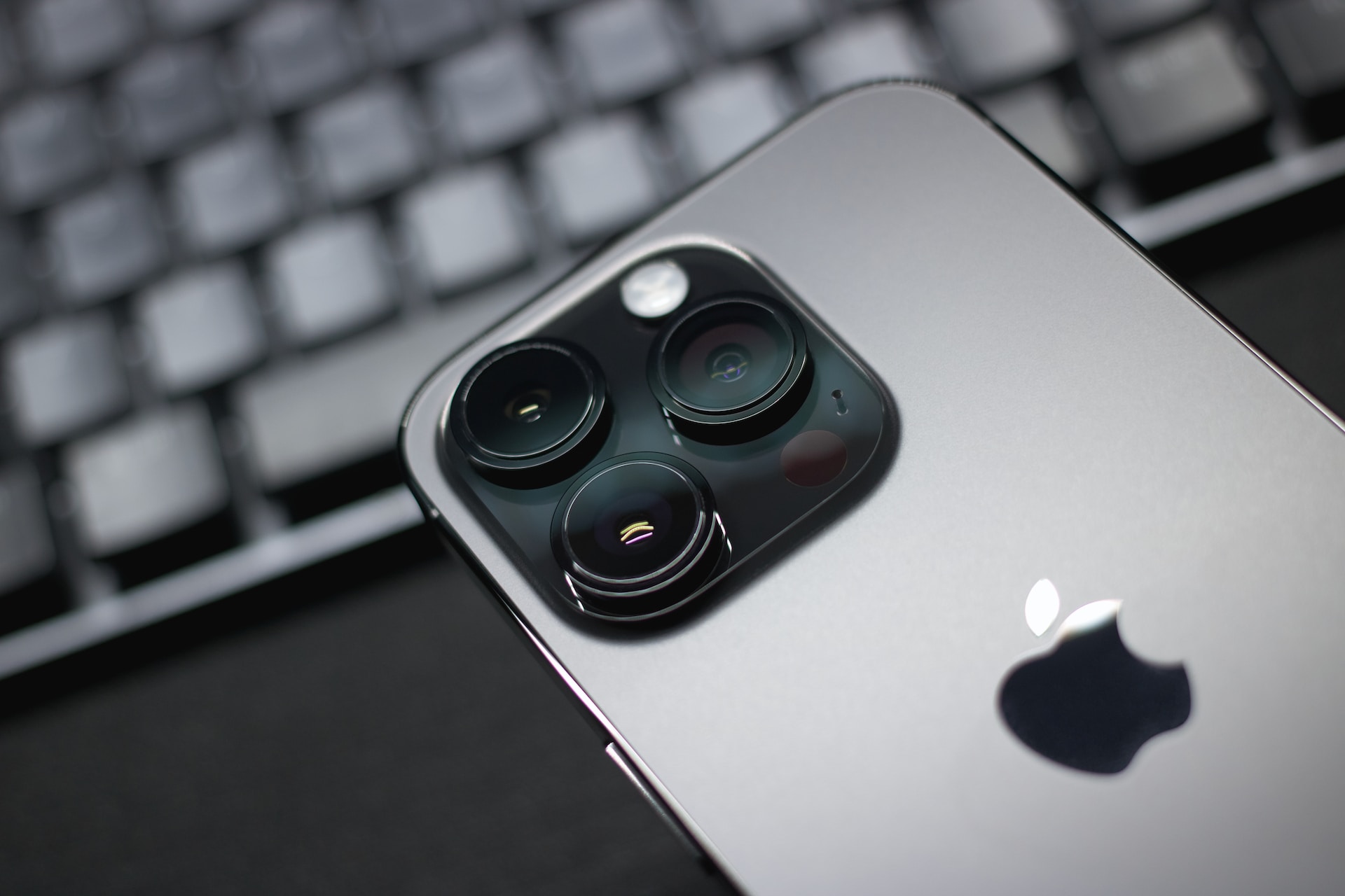 Apple iPhone 14 Pro Max: When it comes to photography you can never go wrong with Apple smartphones. It comes with a 48MP primary camera along with a 12MP ultra-wide and 12MP 3X telephoto lens. It captures amazing quality pictures in any condition be it morning or dark night. iPhone 14 Pro
