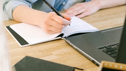 pexels-ivan-samkov-4240497