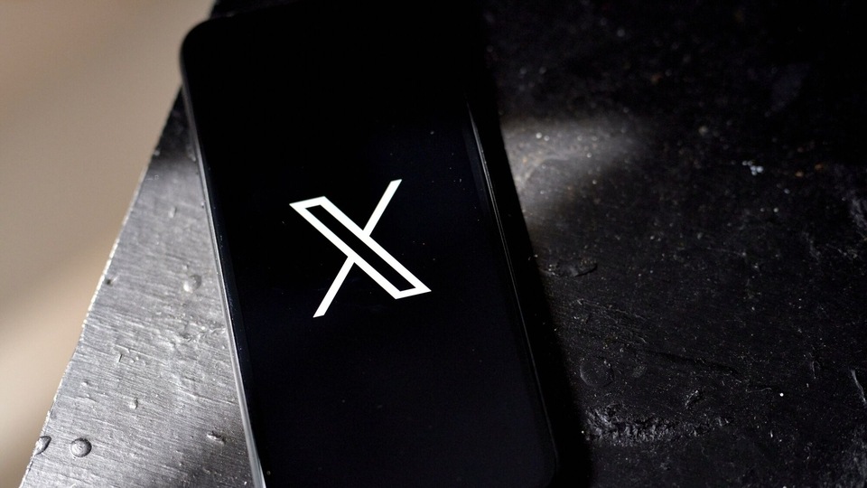 The help page of the micro-blogging site, one of the features reads, “Hide your checkmark X