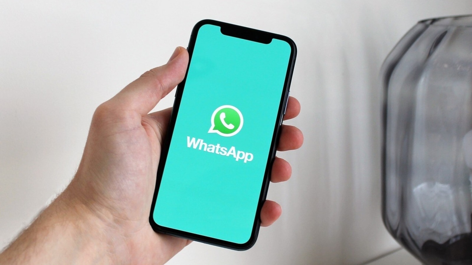 WhatsApp launches a new Discord-like voice chat feature for large groups