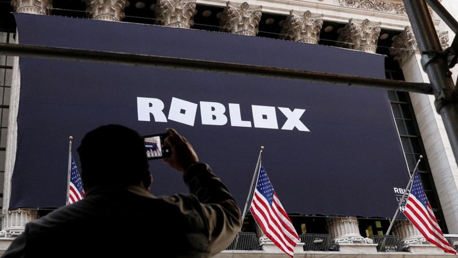 Roblox (RBLX) Stock Drops After Game Platform's Bookings Miss Estimates -  Bloomberg