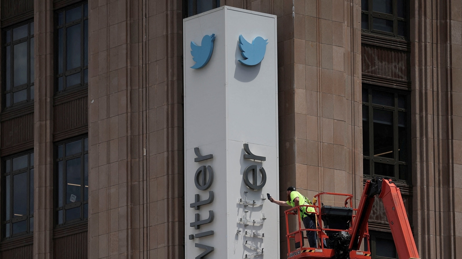 Twitter's paid blue tick re-launches after pause - BBC News