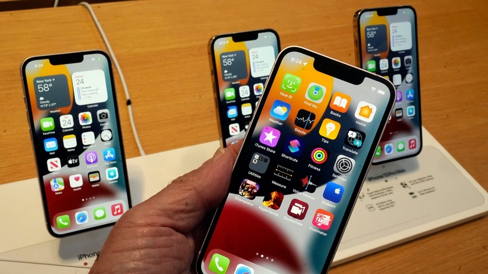 The location of Apple’s red “end” button is set to slightly move with upcoming iOS 17 updates to the phone app. Apple