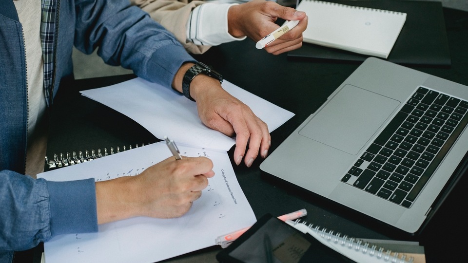 Its features involve automating formatting so students do not have to spend additional time and they can focus on their content. The app automatically includes citation styles, including APA, MLA, and Harvard.