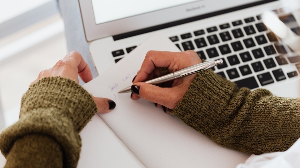 This app automatically adds in-text citations, footnotes, page headers/footers, title pages, and more. It also recommends a bunch of references and users can choose which they want to cite in their essay.