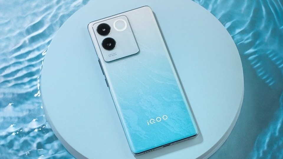 Check the new iQOO Z7 Pro teased design.