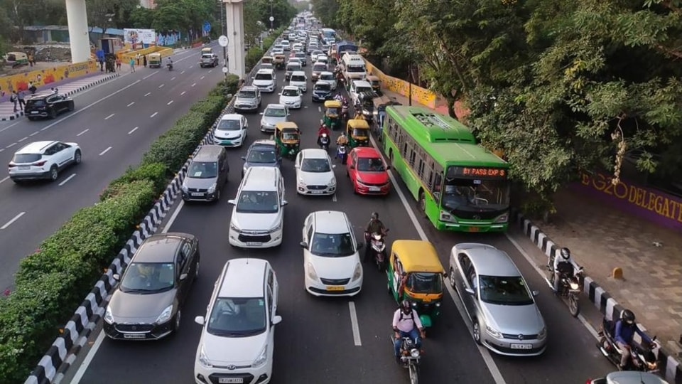 Among the various Delhi Police guidelines on G20 Summit, there is also the Delhi traffic advisory and it says the public take to Mappls MapmyIndia app to make travelling easy. (HT Photo)