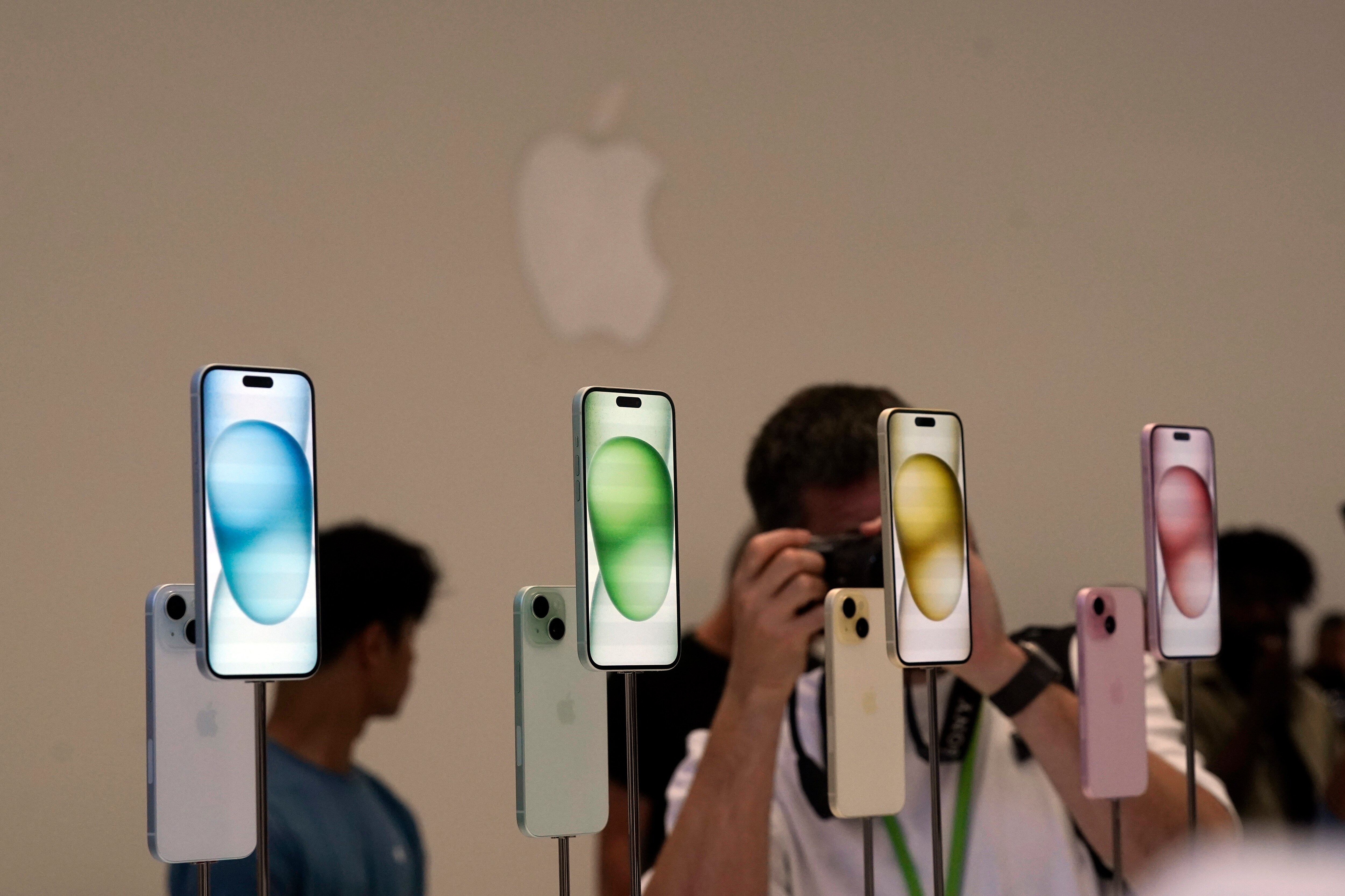 iPhone 15 deals on Vijay Sales: The electronic retail store is also offering bank offers while pre-booking any of the iPhone 15 models. Buyers can get a Rs. 4000 immediate discount on HDFC Bank Credit card. They are also offering a 7.5% instant discount up to Rs.7500 on HSBC Credit Card EMI. Apple