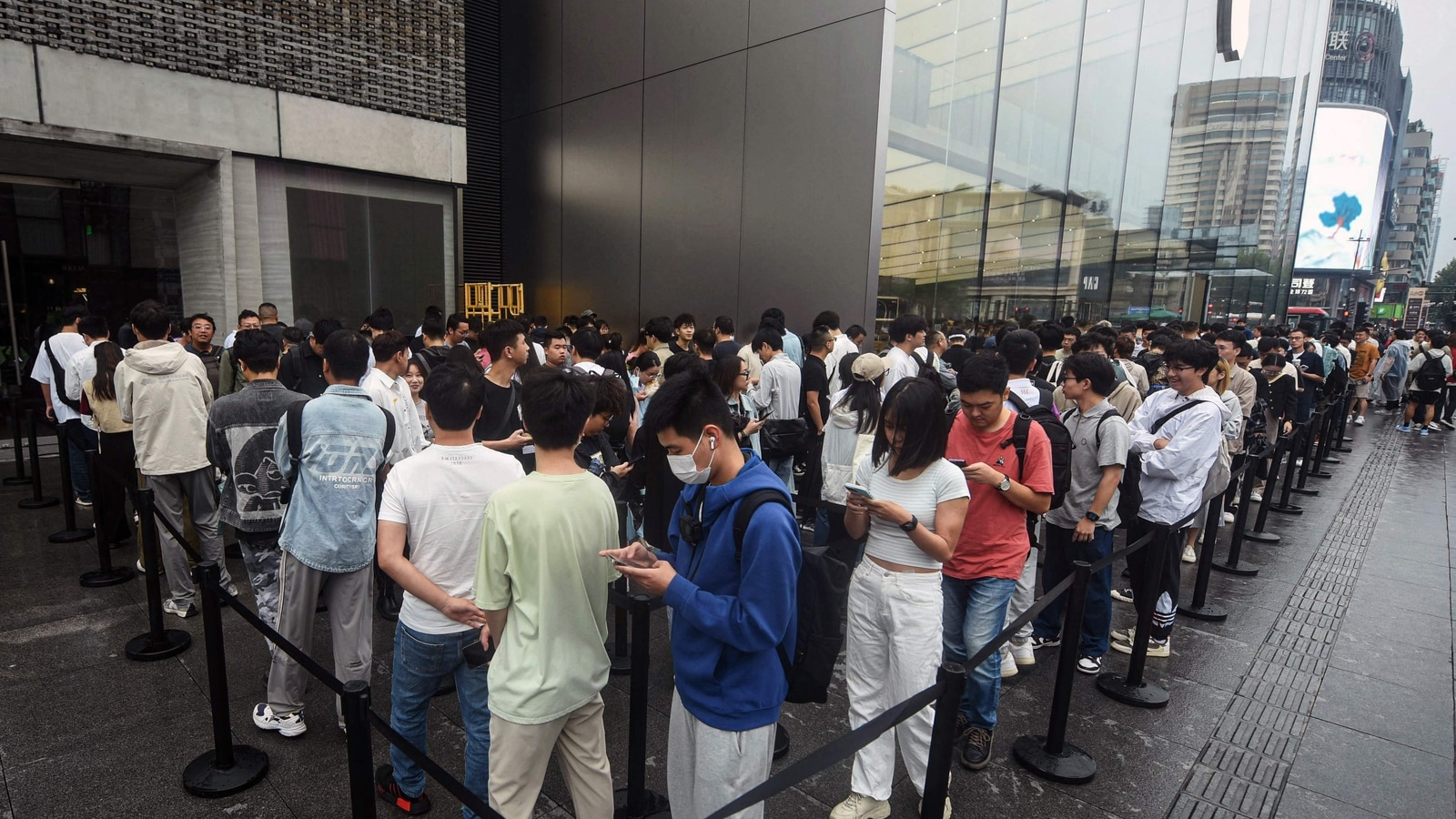 Shocking! Fighting erupts as fans battle long queues to become the first to grab iPhone 15