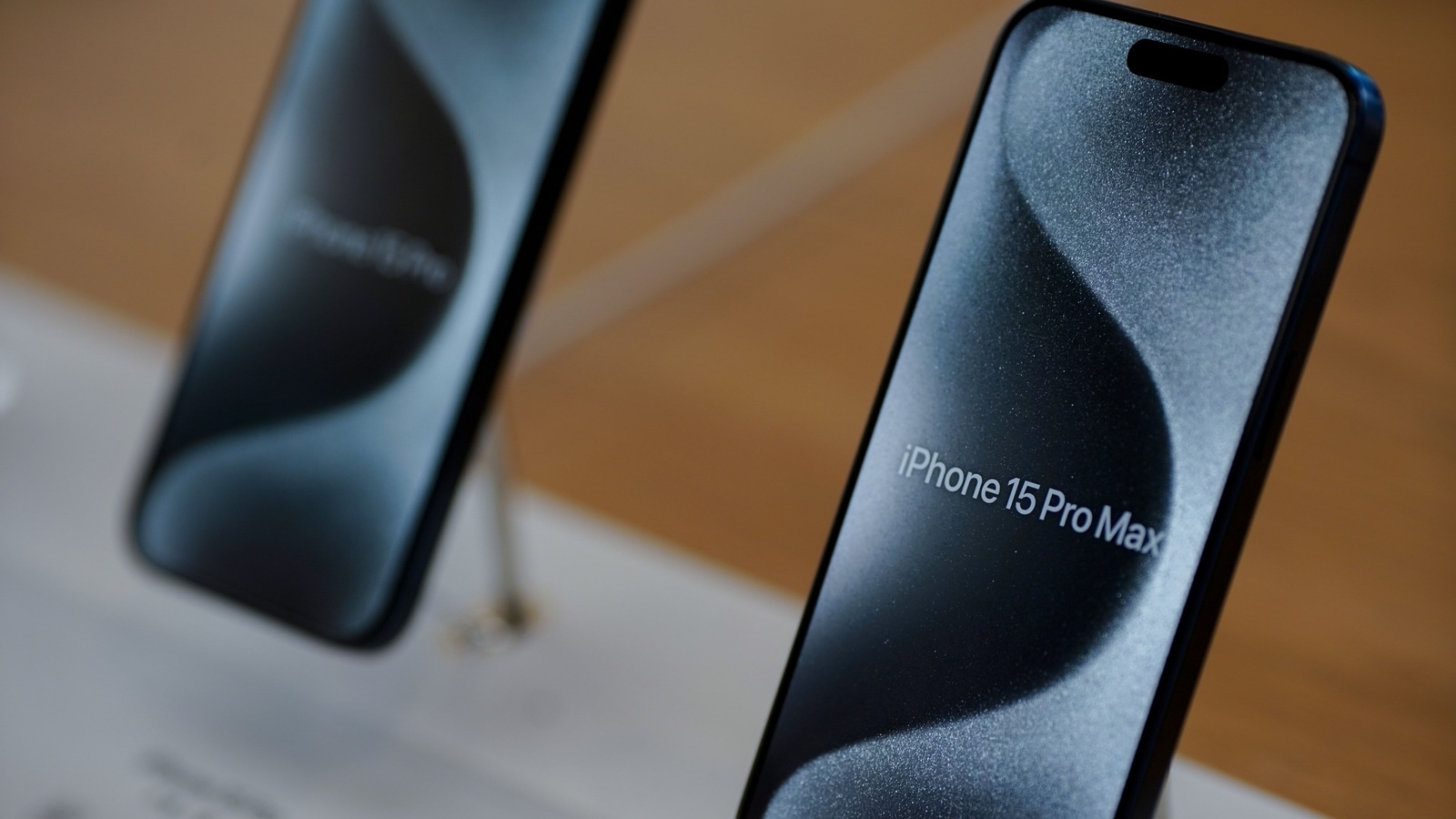 iPhone 15 Pro Max: Mark Gurman reveals first impressions