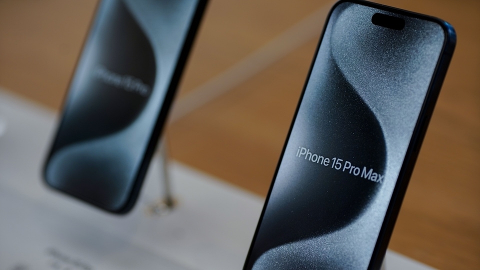 I Held iPhone 15 Pro and Pro Max: First Thoughts on Titanium Frame