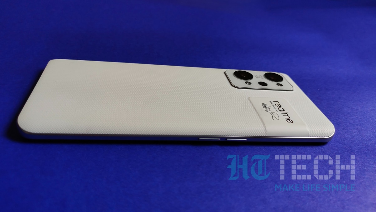 Realme GT 2: The smartphone features a 6.62 inch Full HD+ AMOLED display with 120 Hz refresh rate. It is powered by Qualcomm Snapdragon 888 Processor coupled with 8 GB RAM and 128 GB internal storage. It is backed with 5000mAh battery for lasting performance. The Realme GT 2 is priced at Rs.39999, However, from Amazon, you can get it for Rs.29990, giving you a 25 percent discount. Realme GT 2