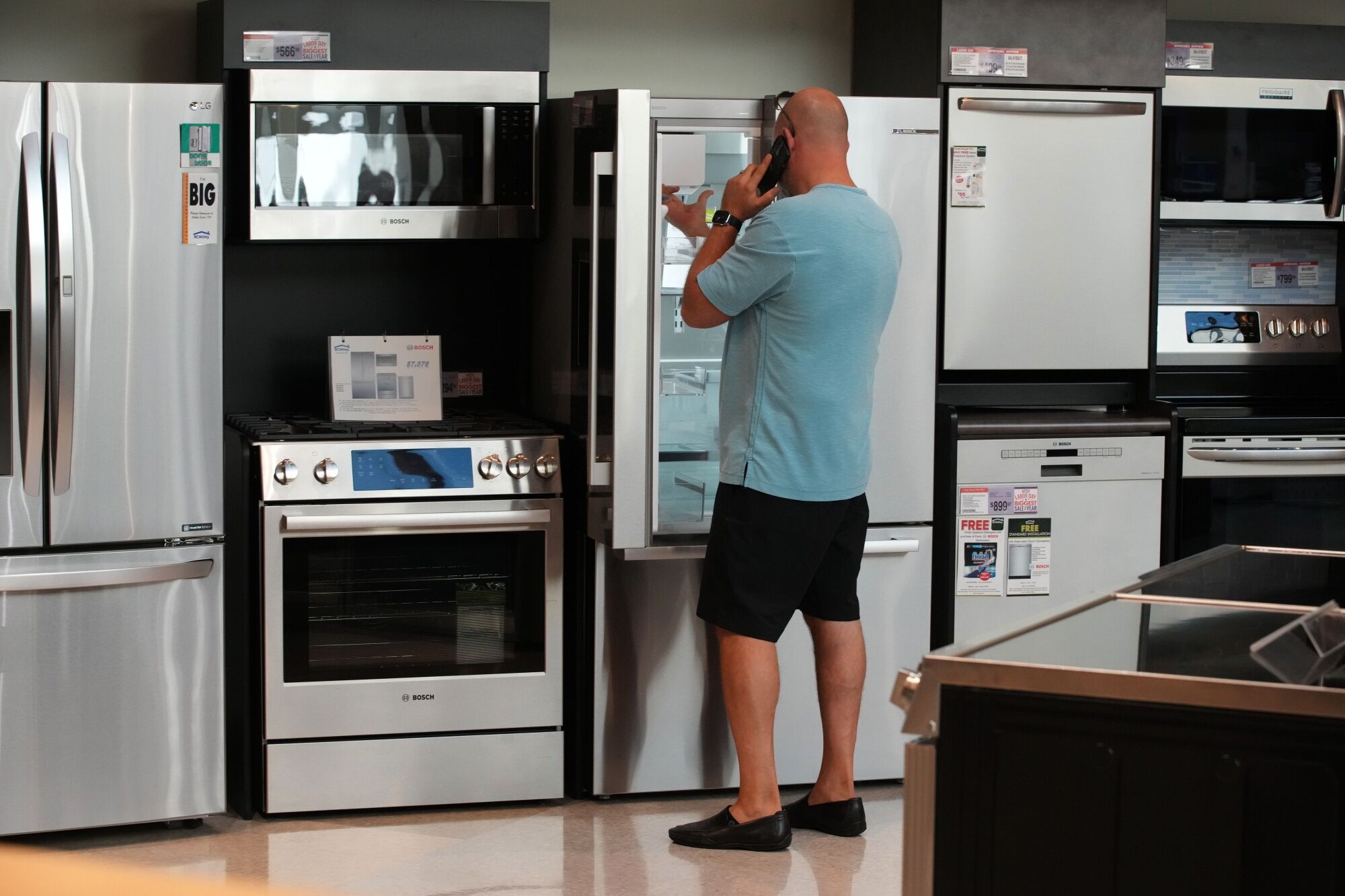 Are you ready to upgrade your kitchen this festive season? Don't miss out on these fantastic deals we've found for you on Amazon! You can save up to 40% on top refrigerators from brands like Samsung, Whirlpool, LG, and Godrej. Whether you have a big family or you're living solo, there's a perfect refrigerator waiting for you. Let's dive into these unbeatable discounts! Refrigerator