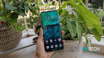 The Motorola Edge 40 Neo features a 6.55-inch curved display with 10-bit pOLED panel. It has a 144Hz refresh rate and 360Hz touch sampling rate with 1300 nits peak brightness which provides a great viewing experience. Its leather back makes the smartphone look premium.