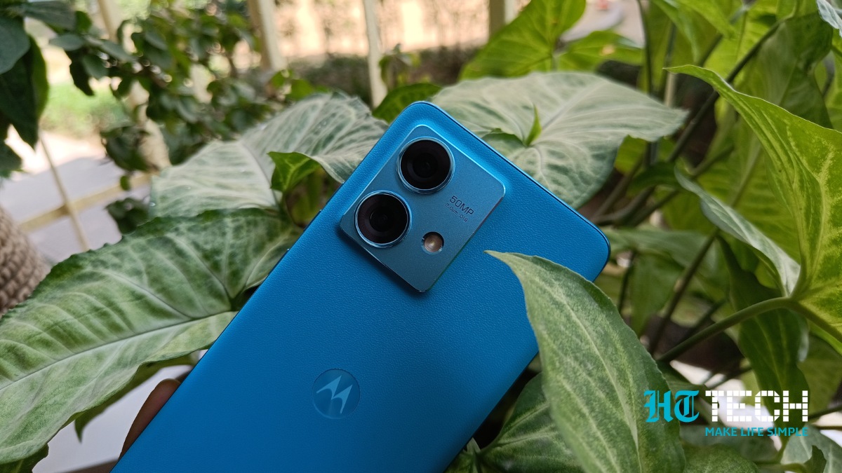 The smartphone is available in three beautiful color options: Pantone Black, Pantone Caneel Bay, and Pantone Soothing Sea. The Pantone Caneel Bay caught my eye with its vibrant blue color as it gave life to the smartphone’s leather back. The smartphone is available in three beautiful color options: Pantone Black, Pantone Caneel Bay, and Pantone Soothing Sea. The Pantone Caneel Bay caught my eye with its vibrant blue color as it gave life to the smartphone’s leather back.