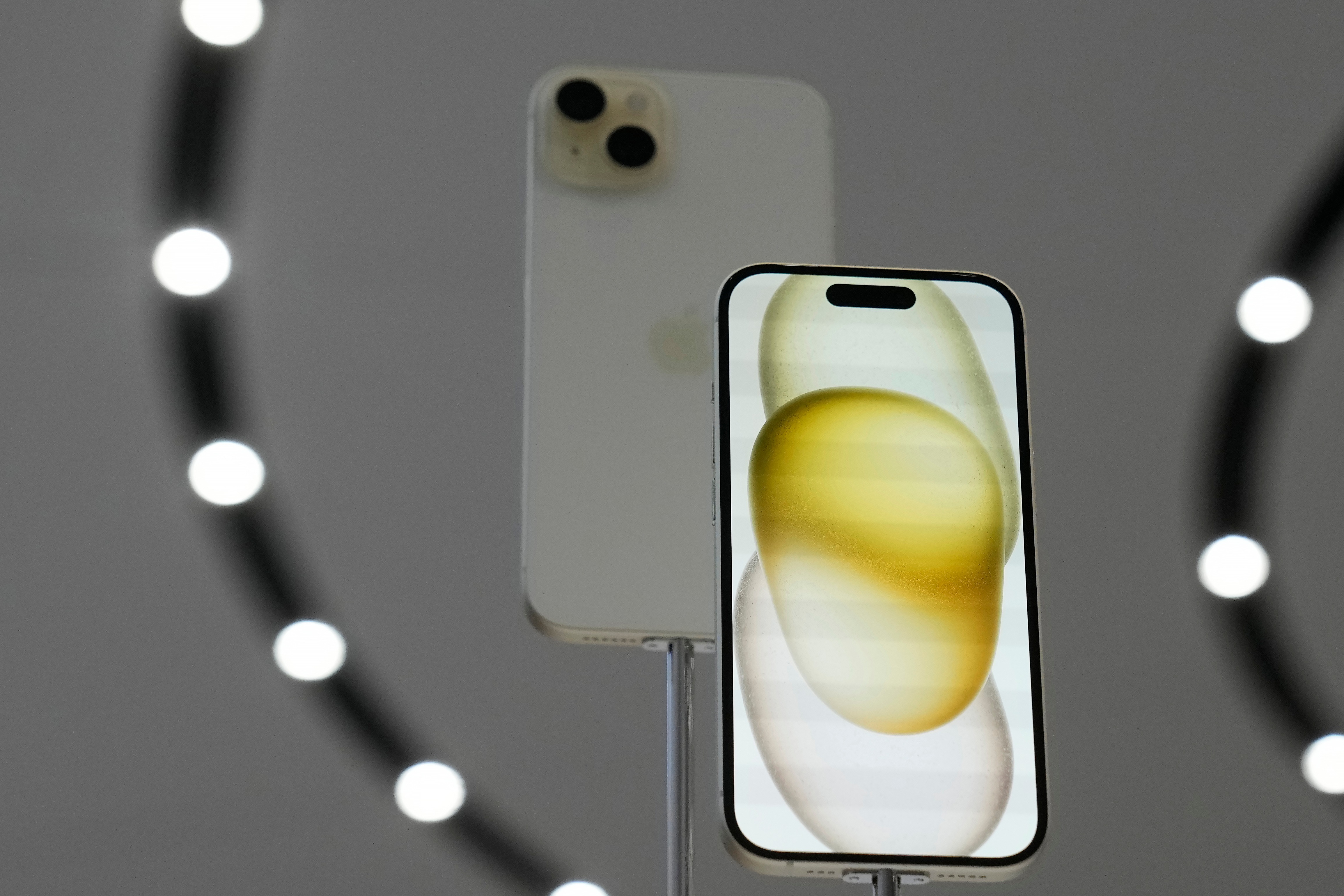 The iPhone 15 Plus 256GB variant has also seen a price cut. It can now be purchased for Rs. 90990 against its retail price of Rs. 99900, giving users a 9 percent discount. The exchange offer is also valid on the iPhone 15 Plus where you can get Rs. 27000 off if you trade in your old smartphone. iPhone 15 Plus