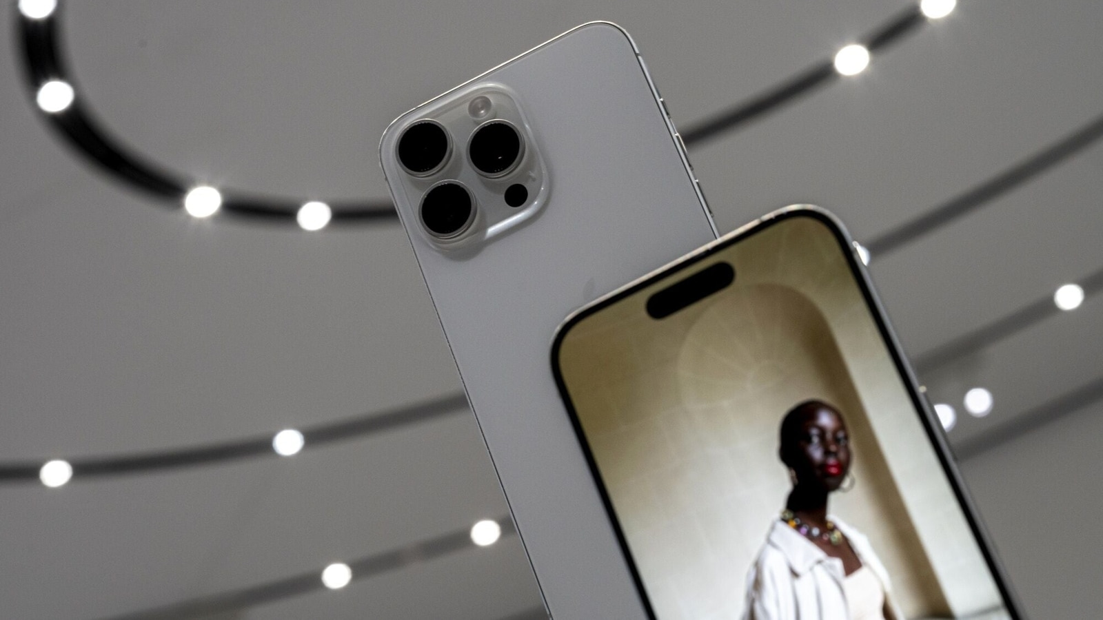 The iPhone 15 Pro Max Has a Tetraprism Camera—What the Heck Is