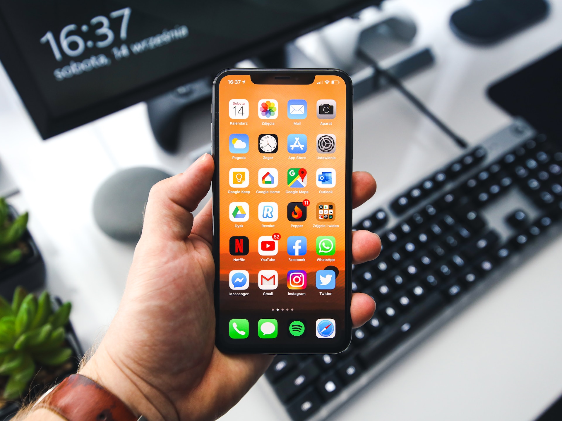 iOS 18 - Despite not being confirmed, iOS 18 is pretty nailed on to be introduced at WWDC 2024, and it is likely to become one of the starring highlights. This is due to several AI upgrades that are in the pipeline. Bloomberg's Mark Gurman says it could be one of the “biggest updates in iPhone's history”. Apple could unveil a Siri powered by Large Language Models (LLMs), whereas AI could be incorporated into apps like Music, Keynote, Pages, and even AppleCare. iPhone