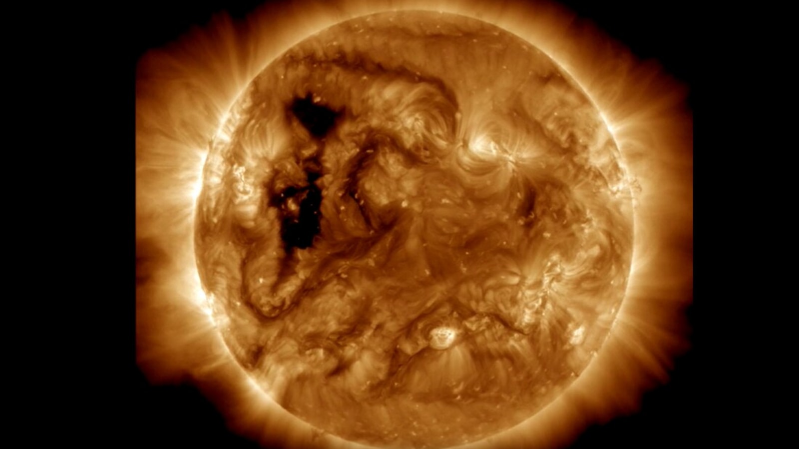 Es posible que pronto se produzca una tormenta solar, con una corriente de viento solar que se dirige hacia la Tierra;  La NASA revela su origen