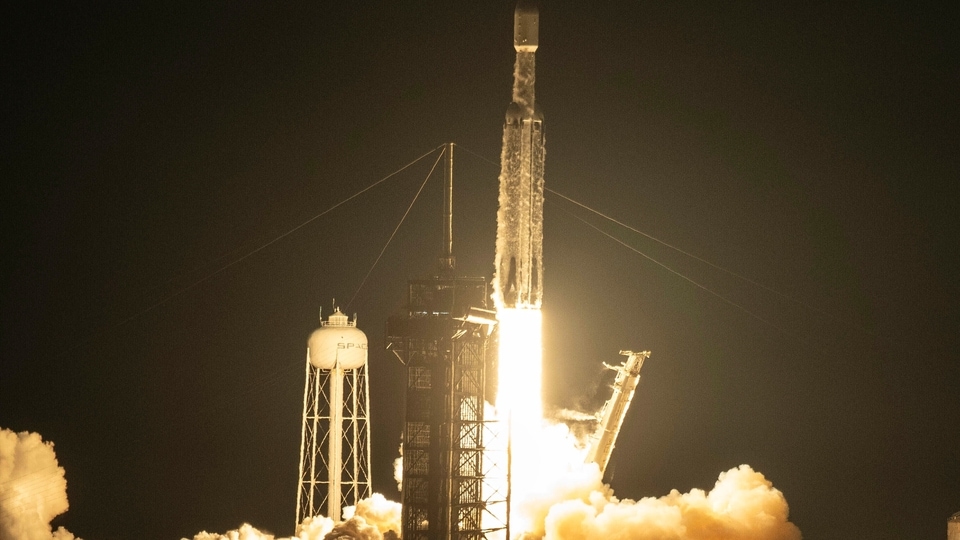 SpaceX's powerful falcon heavy rocket lofts secretive US military spaceplane  into orbit | Tech News