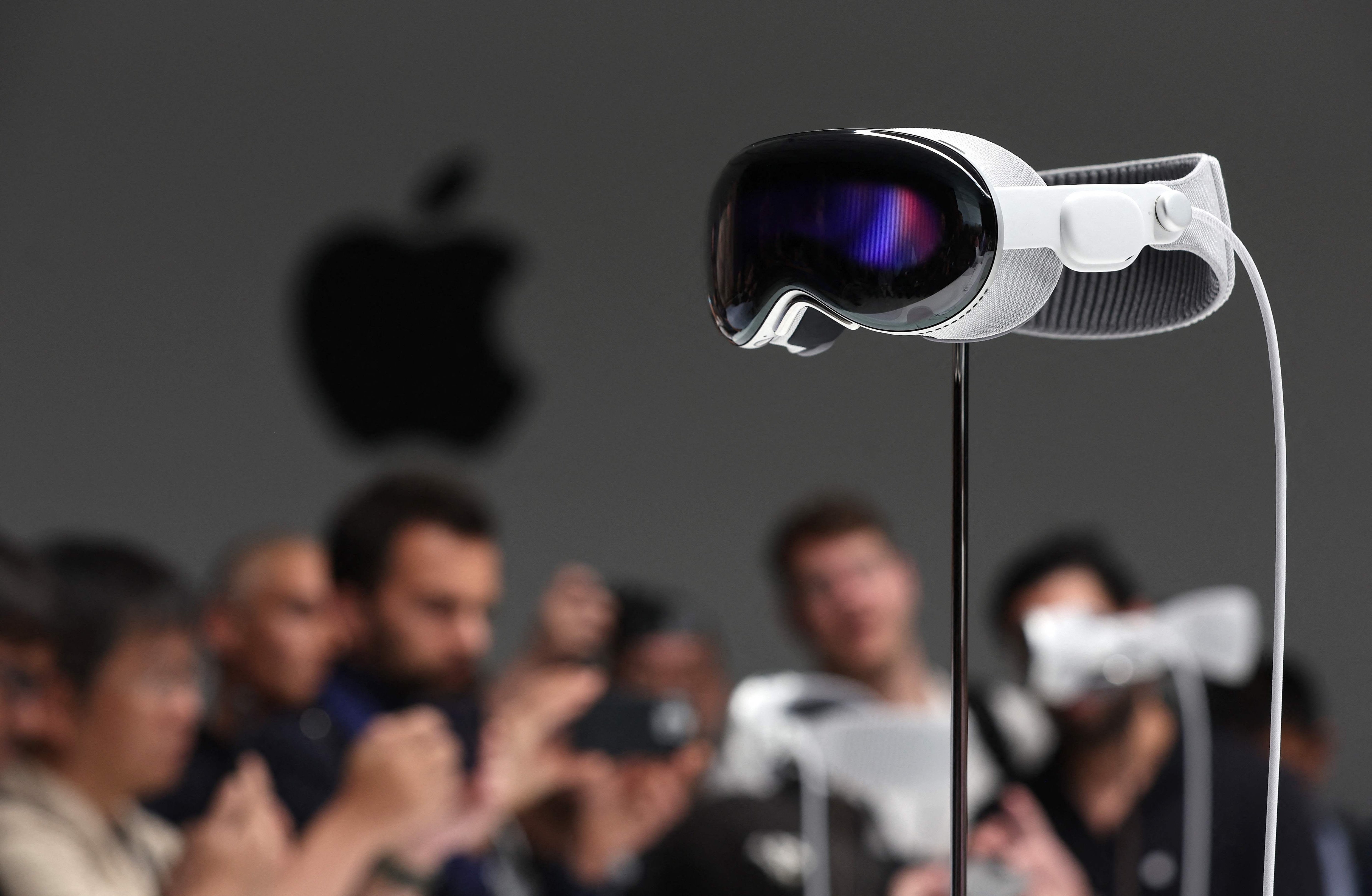 After a year of anticipation, Apple will be finally rolling out the Apple Vision Pro headset in 2024. However, the launch date is yet to be determined. In recent news, it has been reported that Apple may make a huge announcement and take some attention away from the upcoming CES 2024 event. CES 2024 is scheduled to take place in January 2024 in Las Vegas. Apple Vision Pro