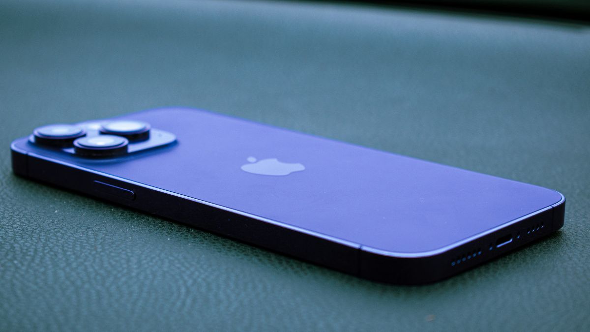 2. Exclusive Valentine's Day Bonanza: Lotus Electronics presents Apple Days from February 10th to 15th, 2024, offering incredible deals on iPhones, iPads, MacBooks, Apple Watches, and AirPods.(representative photo) Exclusive Valentine's Day Bonanza