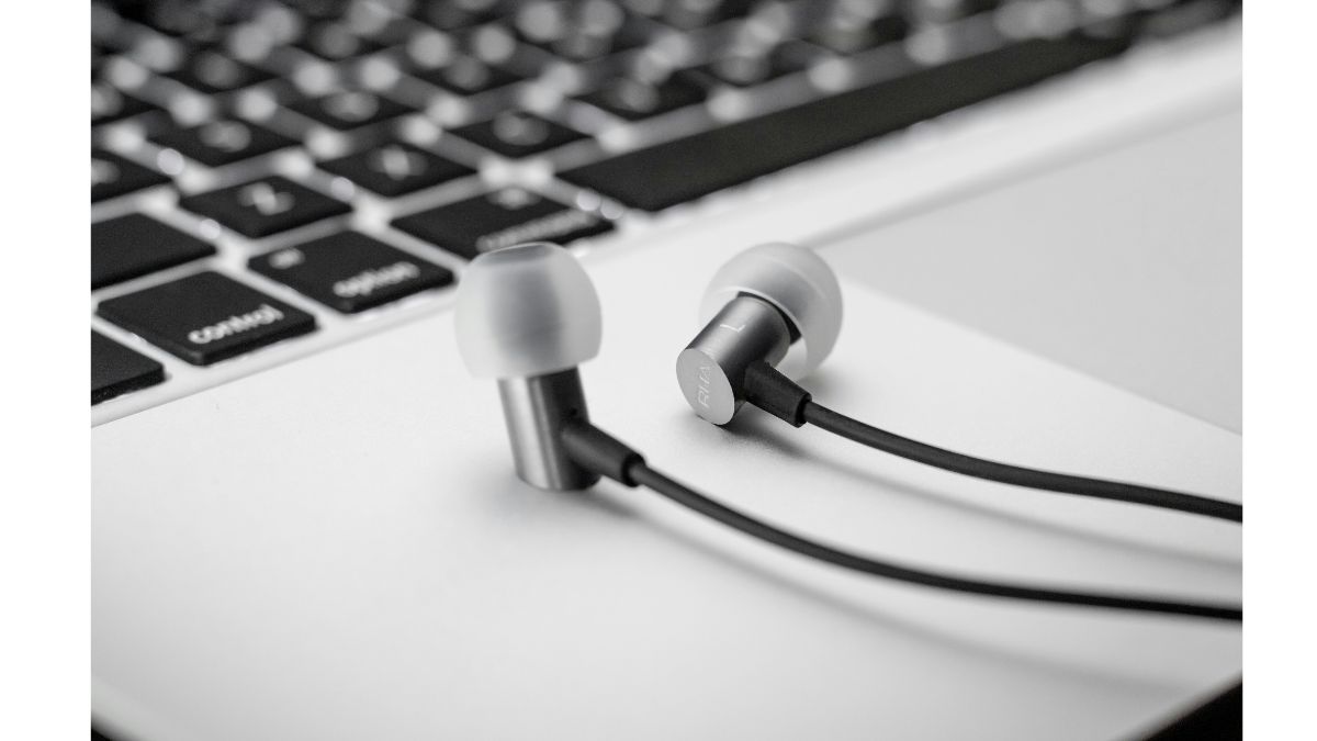 4. Voice Assistant Compatibility: URBAN VIBE integrates voice assistant compatibility for hands-free control. Access your favorite assistants with a single tap, enhancing your daily activities with seamless voice command functionality. Voice Assistant Compatibility
