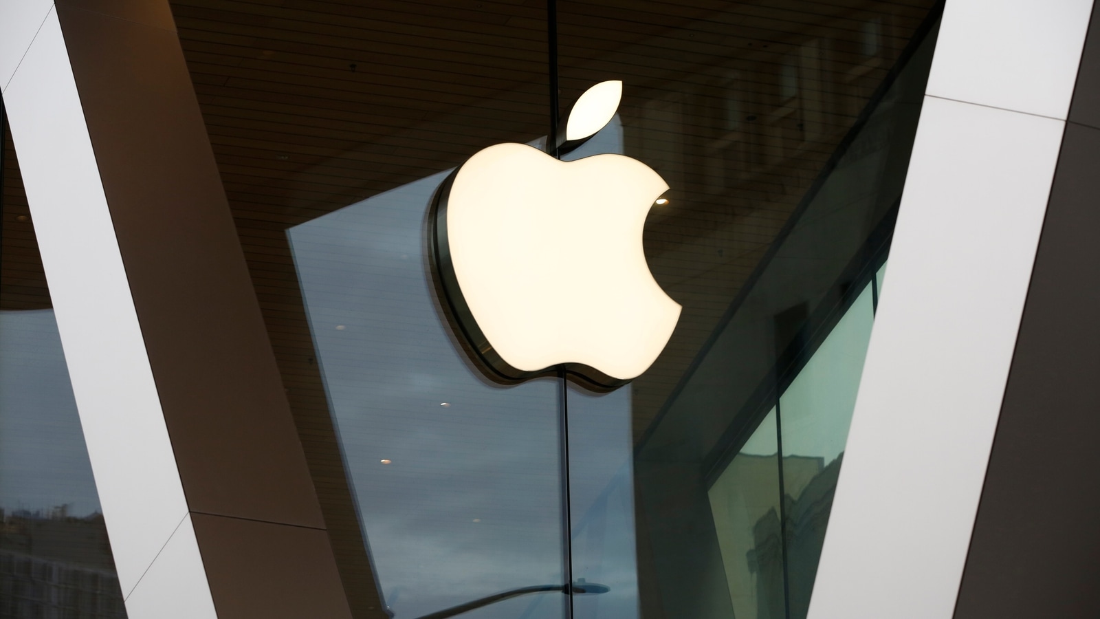 Apple retreats in combat to guard App Store in Europe
