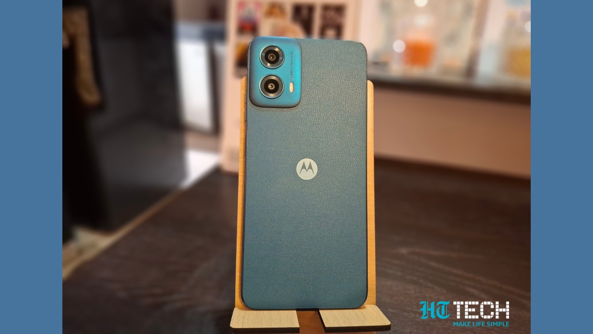 The smartphone is available in three unique color options: Charcoal Black, Ice Blue and Ocean Green. Moto G34