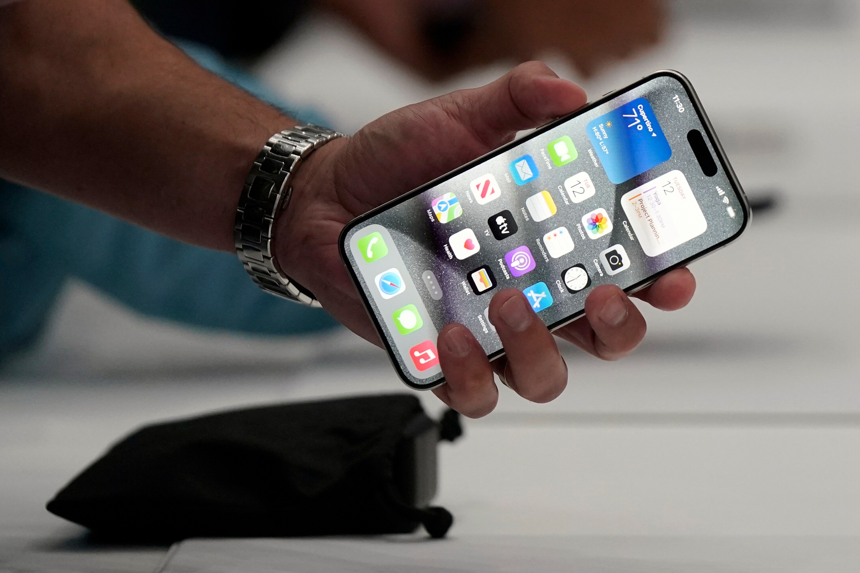 Reports suggest that iOS 18.2 may include several Apple Intelligence features such as Genmoji, visual intelligence, ChatGPT integration, Image Playground, and more. However, the iPhone Notes app is getting three major AI tools that will simplify several tasks. Know about these three new features before iOS 18.2 rolls out in December. iOS 18