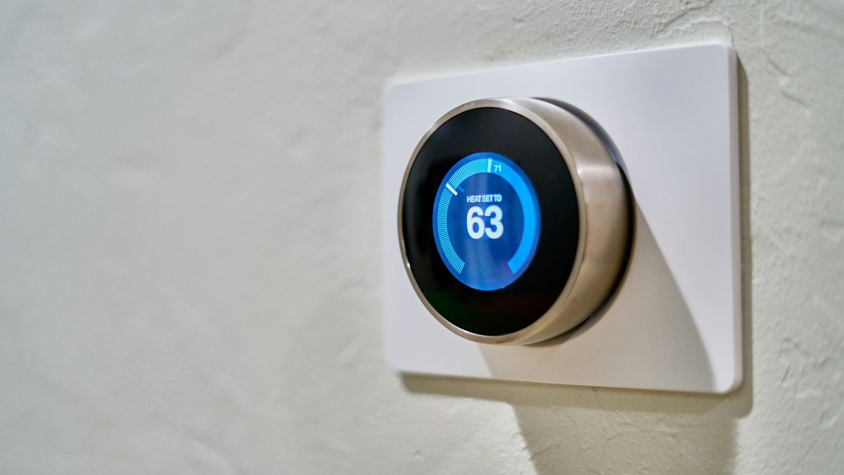 Consider Tonnage: Tonnage, indicating an air conditioner's cooling capacity, is pivotal. For optimal cooling, select a tonnage suitable for your room size. Typically, a 1-ton AC is adequate for spaces under 130 sq. feet, while a 1.5-ton variant suits rooms around 185 sq. feet. Consider Tonnage