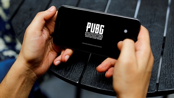 Playing PUBG Mobile, Garena Free Fire or other online games in public places is very dangerous. Check out these 5 tips