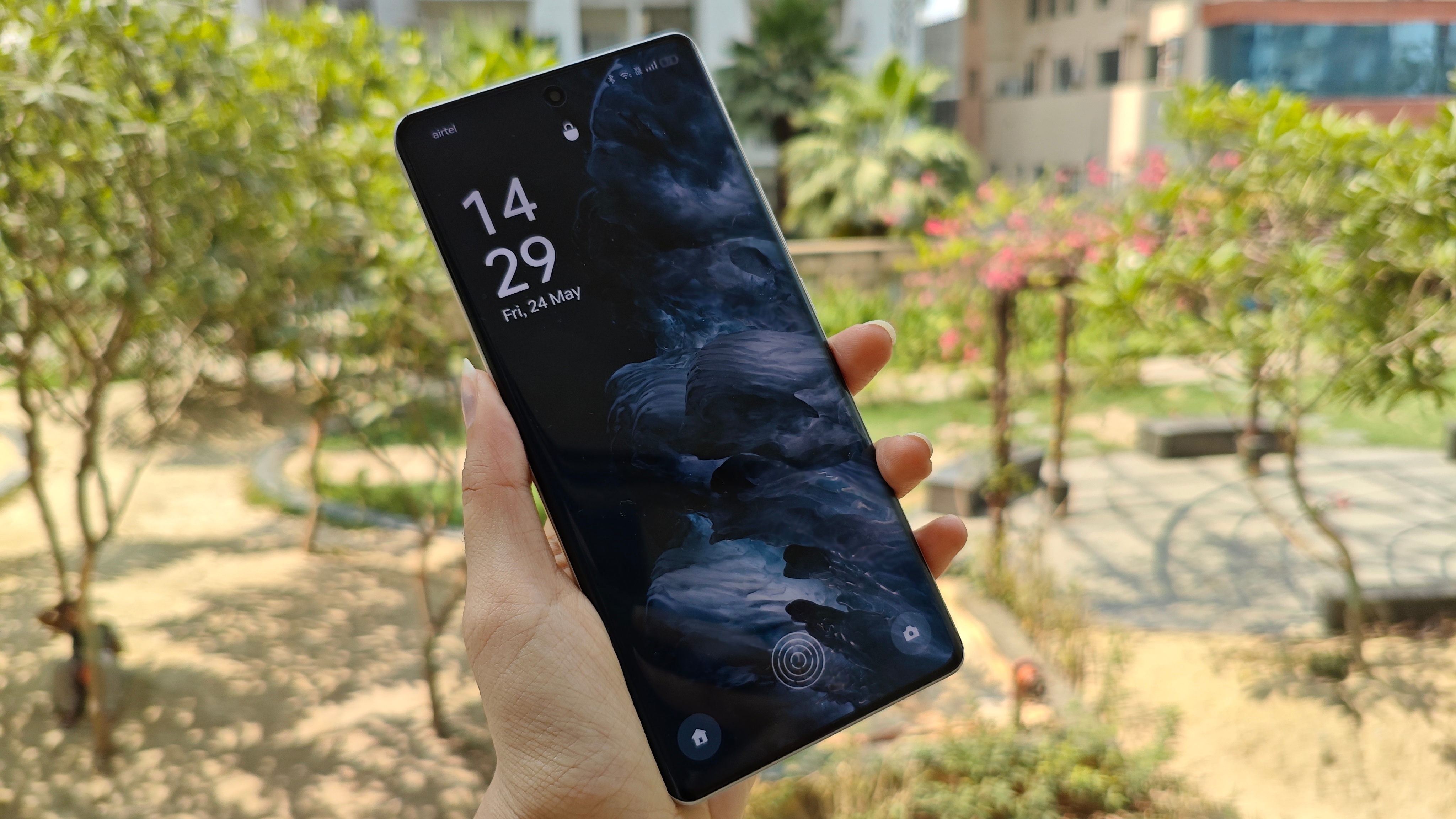 The Realme GT 6T offers a 6000nits Local Peak brightness. Realme GT 6T