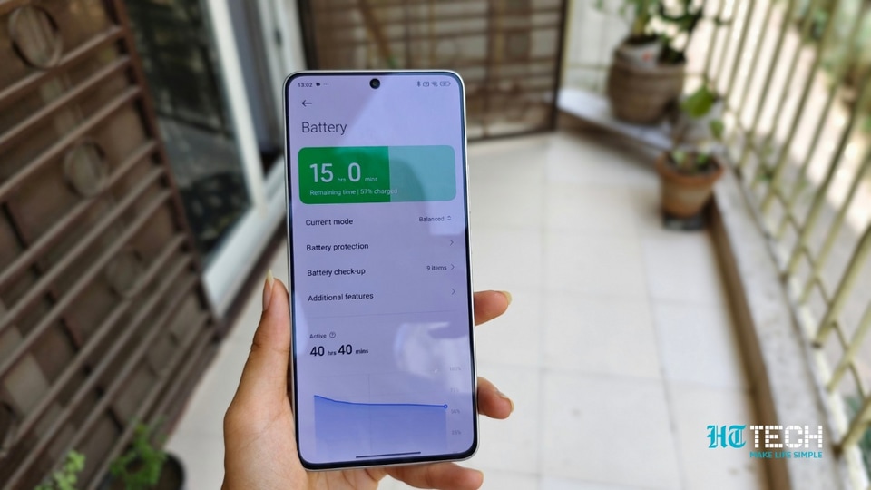Poco F6 features a 5000mAh battery and supports 90W charging.