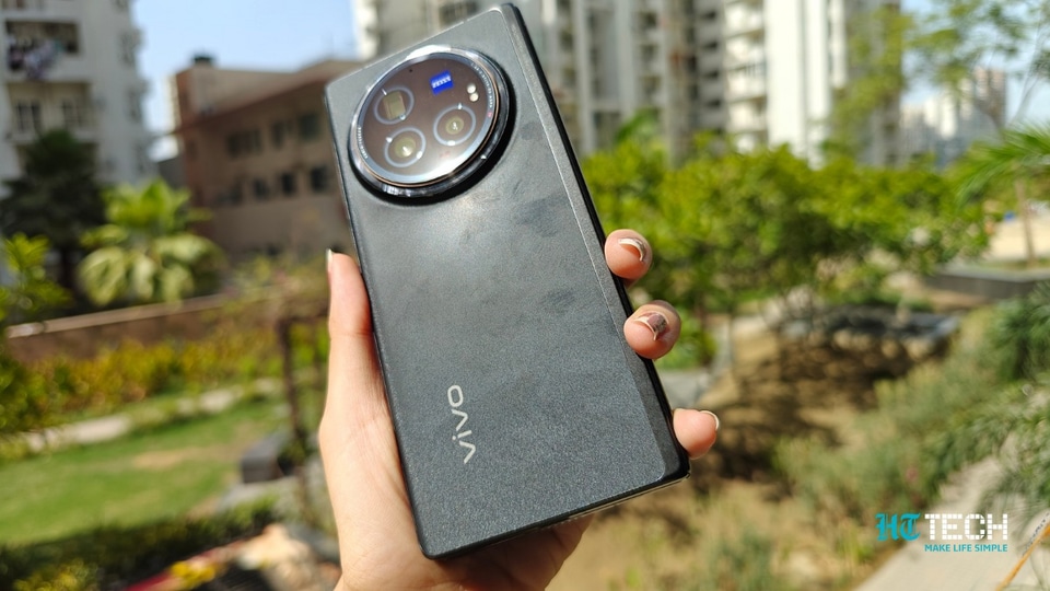 The X Fold 3 Pro features a 64MP ZEISS telephoto camera.