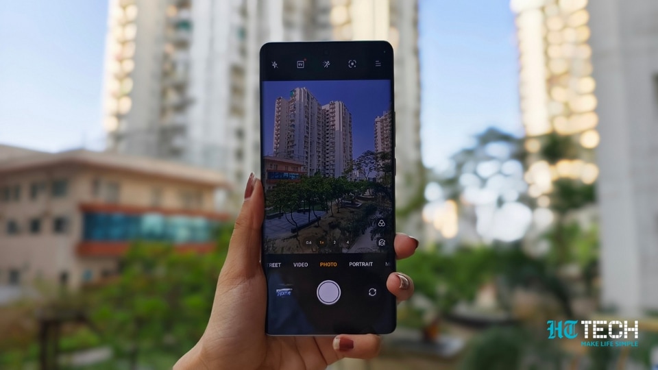 Th Realme GT 6 comes with 50MP periscope telephoto lens which offers 2x optical zoom.