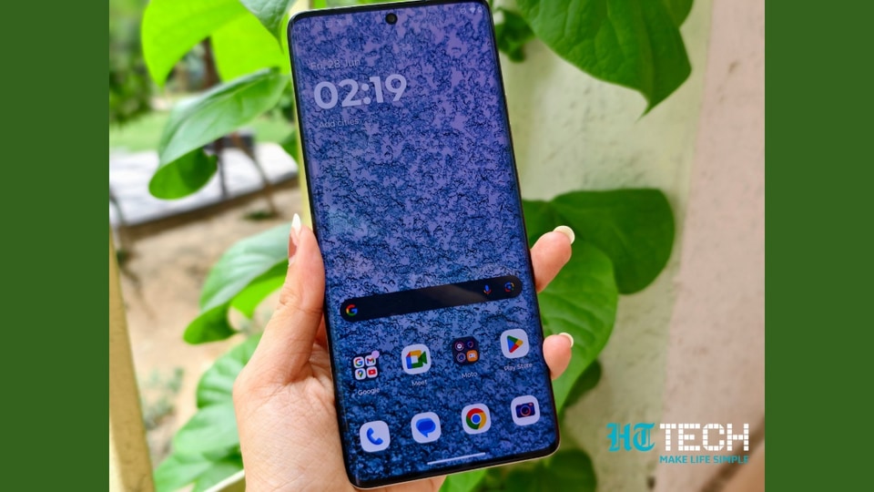 The smartphone features a 6.7-inch pOLED curved display with 1.5K resolution.