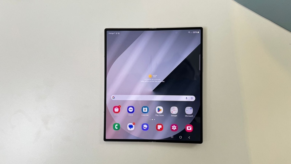 Samsung Galaxy Z Fold 6 is equipped with Snapdragon 8 Gen 3 chipset.
