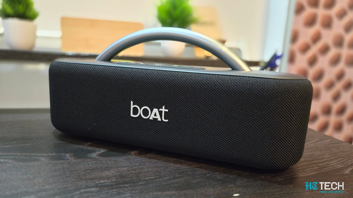 The Bluetooth speaker is equipped with a 4400mAh battery. Boat Stone Lumos