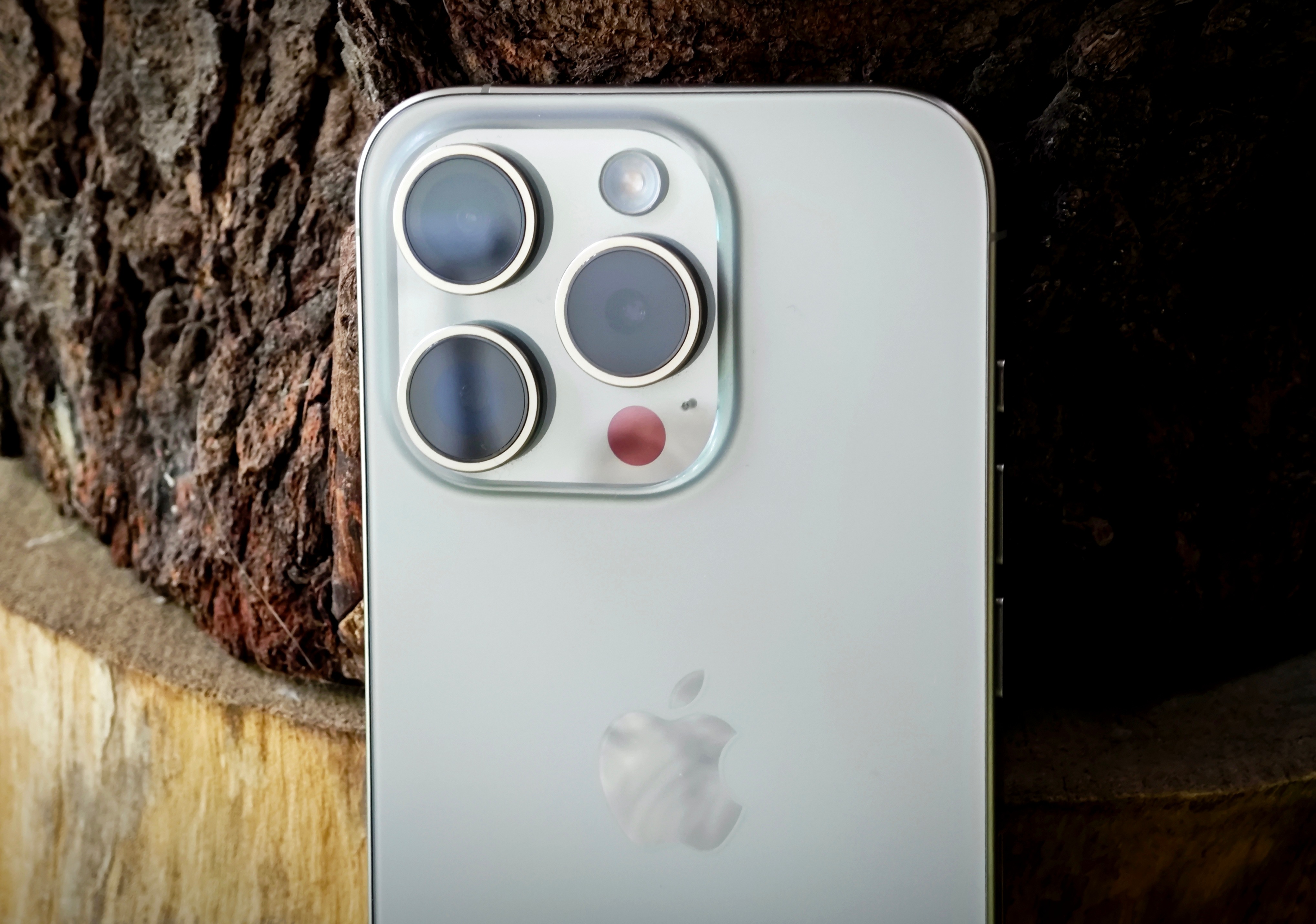iPhone 15 Pro in Natural Titanium. iPhone 16 pro, iPhone 15 pro