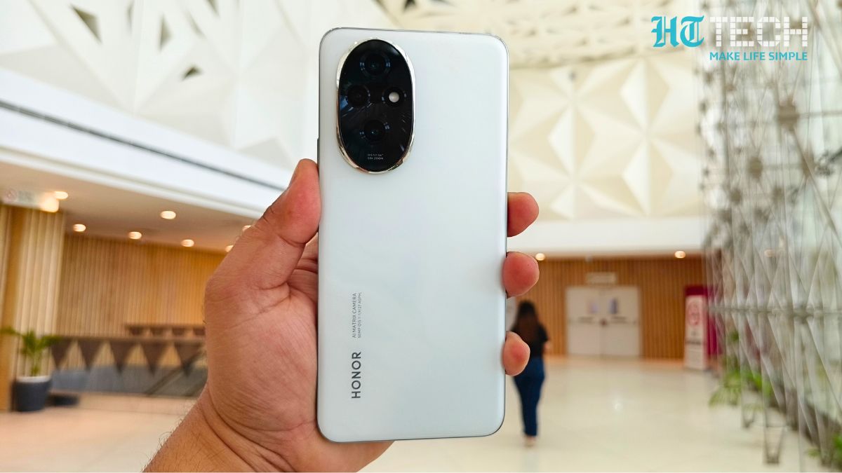 Honor 200: This smartphone was launched earlier this year with some eye-catching features. It is an all-rounder smartphone, that offers an impressive camera as well as performance. The Honor 200 is powered by a Snapdragon 7 Gen 3 processor that offers a smooth gaming experience. Honor 200