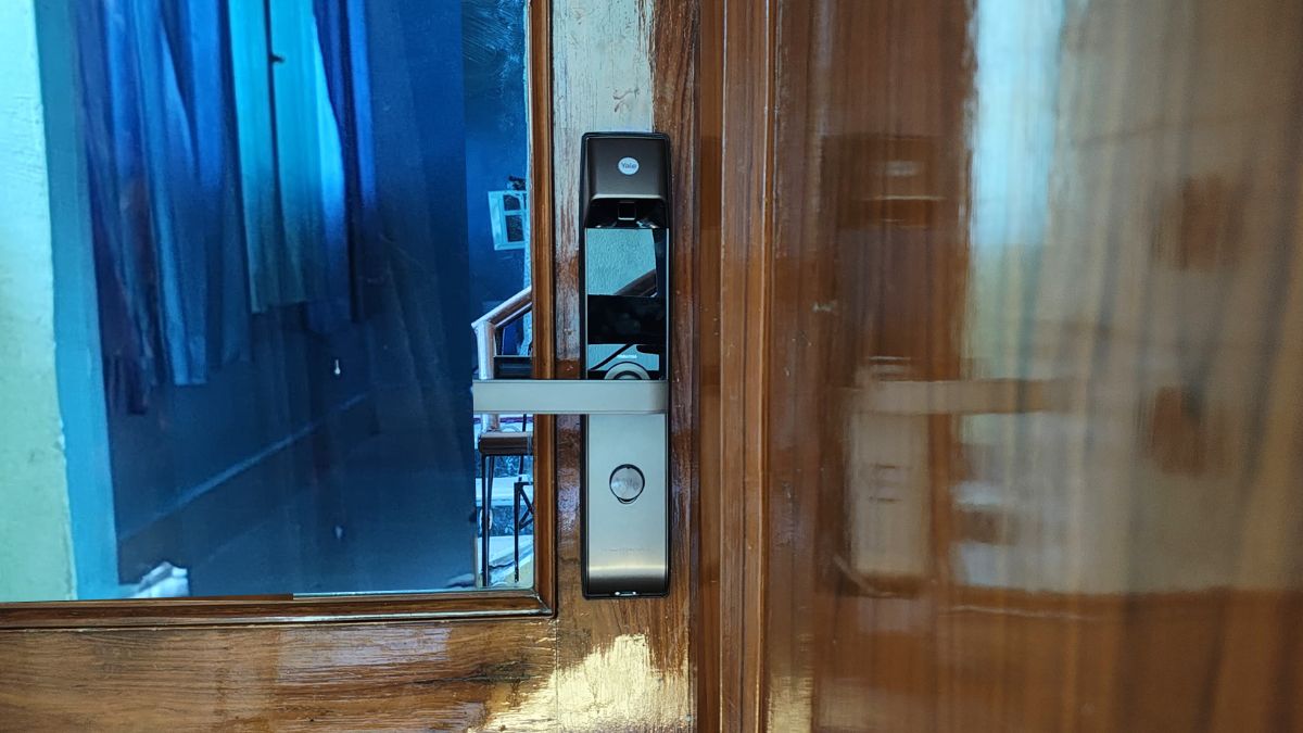Yale YDM4115A smart lock is available in two colour options: Brown and Silver. Yale YDM4115A smart door lock review
