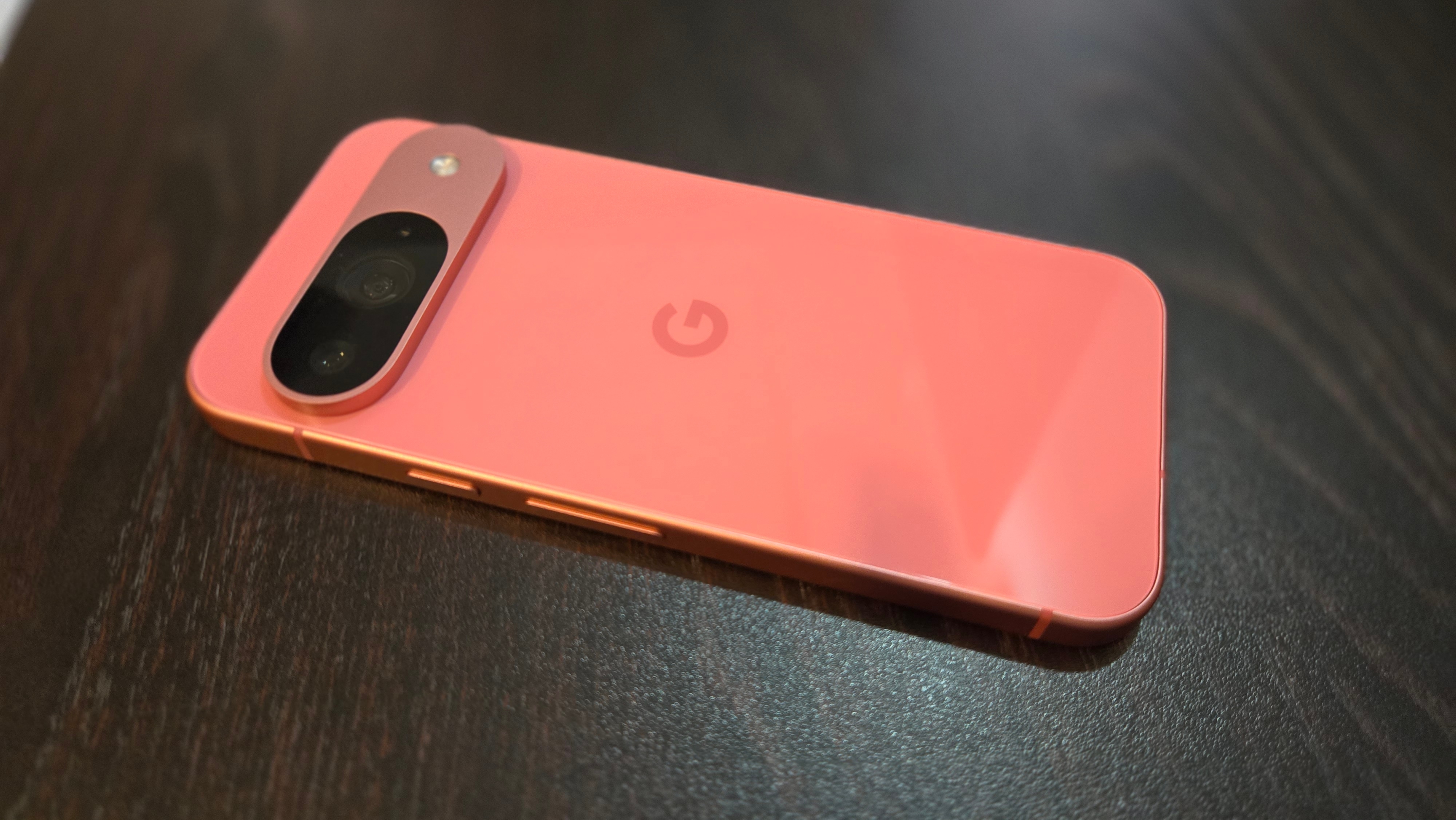Another thing which I noticed about the Pixel 9 is that it offers quite a decent battery life despite featuring a 4700mAh battery. The smartphone almost lasts up to a day with a single charge which is convincing. On the other hand, the charging speed is also decent as it takes about 1.5 hours to fully charge the device. If you are wondering about the performance then, the full review of the smartphone will come soon. Pixel 9