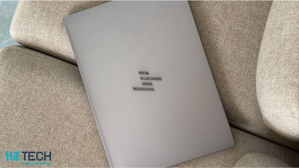 HP OmniBook has a sleek and light weight build that screams premium.