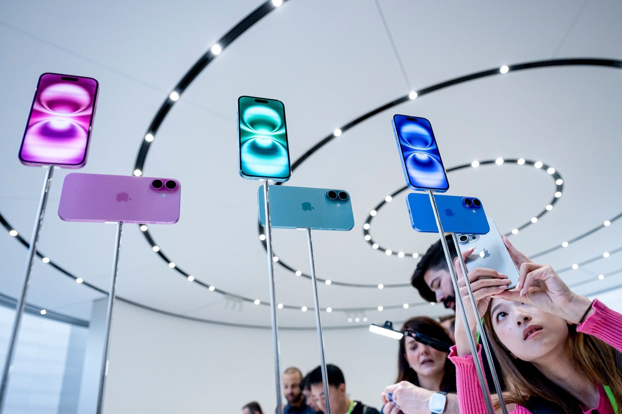 Visual Intelligence will also have augmented reality capabilities that can provide users with real-time business information such as ratings, images, contact info, etc. Users just have to point their Visual Intelligence camera to the business placed in front of them and it will instantly gather all the required information. Visual Intelligence