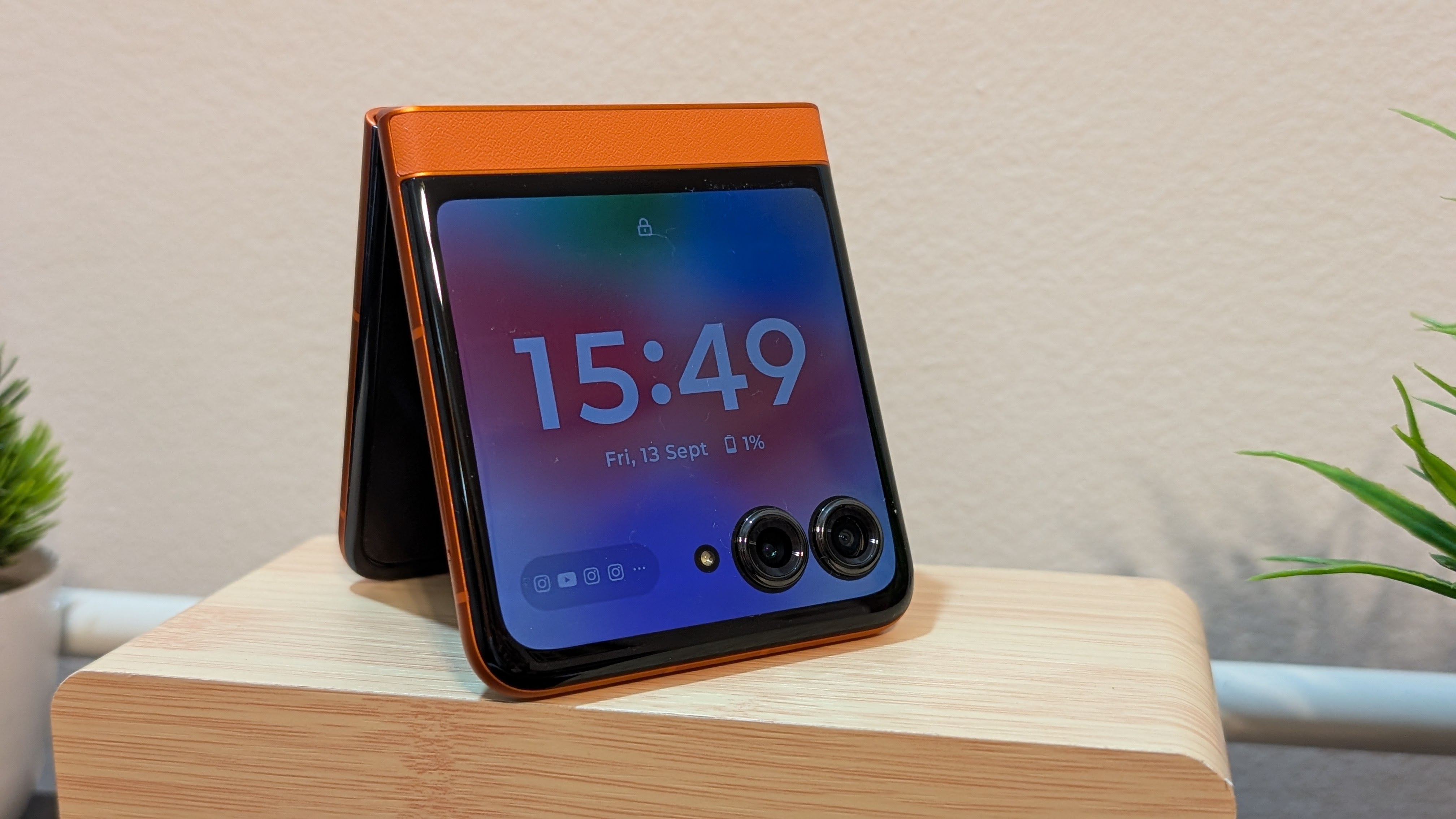 In terms of design, the Motorola Razr 50 is quite similar to the “Ultra” variant, however, it has received significant upgrades over its predecessor. The design is quite slim and compact, however, when unfolded the display is oddly big which is something which may not be liked by users. With Razr 50, Motorola has introduced some impressive colourways and I quite like the Spritz Orange finish on a vegan leather panel. Motorola Razr 50