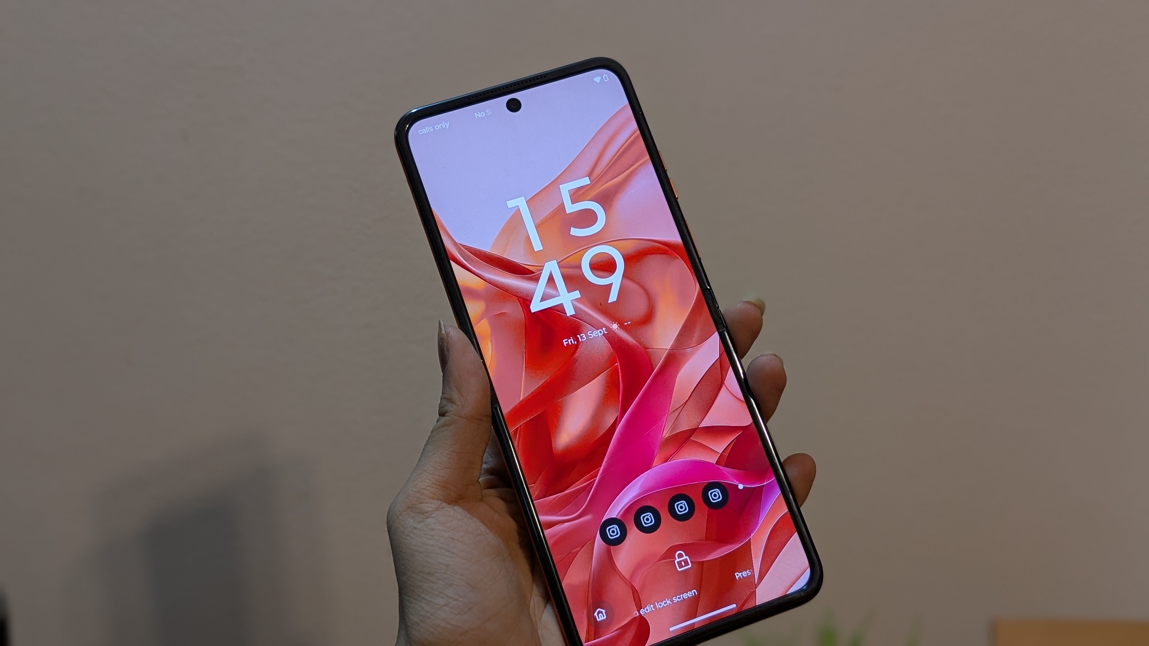 In terms of camera performance, the Motorola Razr 50 features a 0MP main camera with OIS support and a 13MP ultra-wide camera. While I have yet to test its capabilities, the main camera captures decent images, however, the 32MP selfie camera brings too much saturation to the images and it makes the skin look slightly pink which looks like a filter. Motorola Razr 50